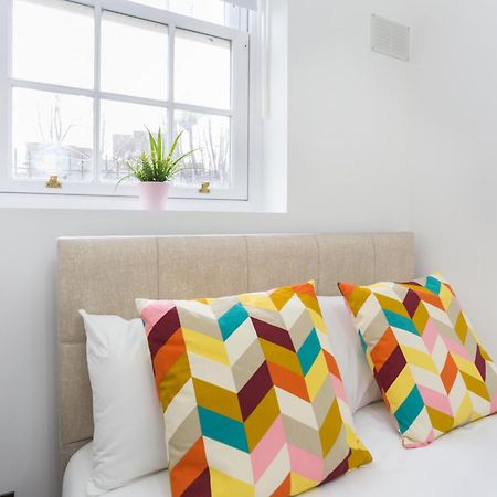 City Centre One Bedroom Apartment Next To Station, Newly Renovated Лондон Экстерьер фото