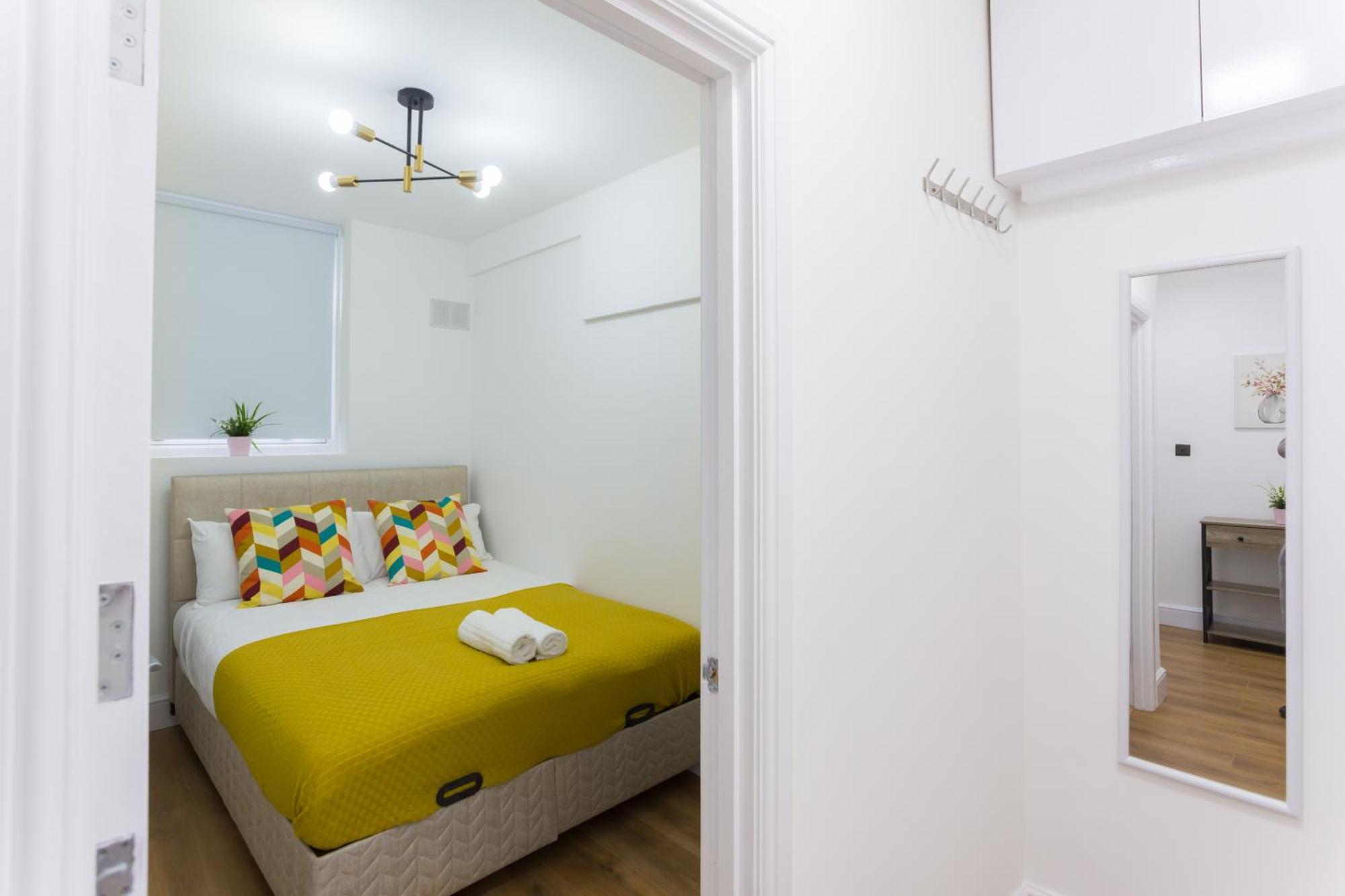 City Centre One Bedroom Apartment Next To Station, Newly Renovated Лондон Экстерьер фото
