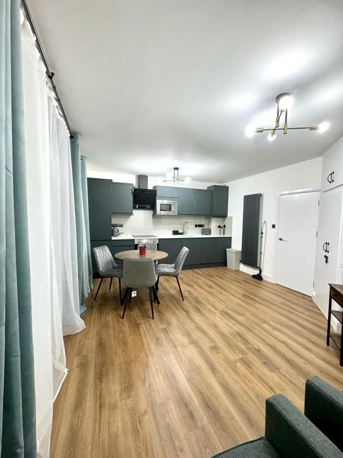 City Centre One Bedroom Apartment Next To Station, Newly Renovated Лондон Экстерьер фото