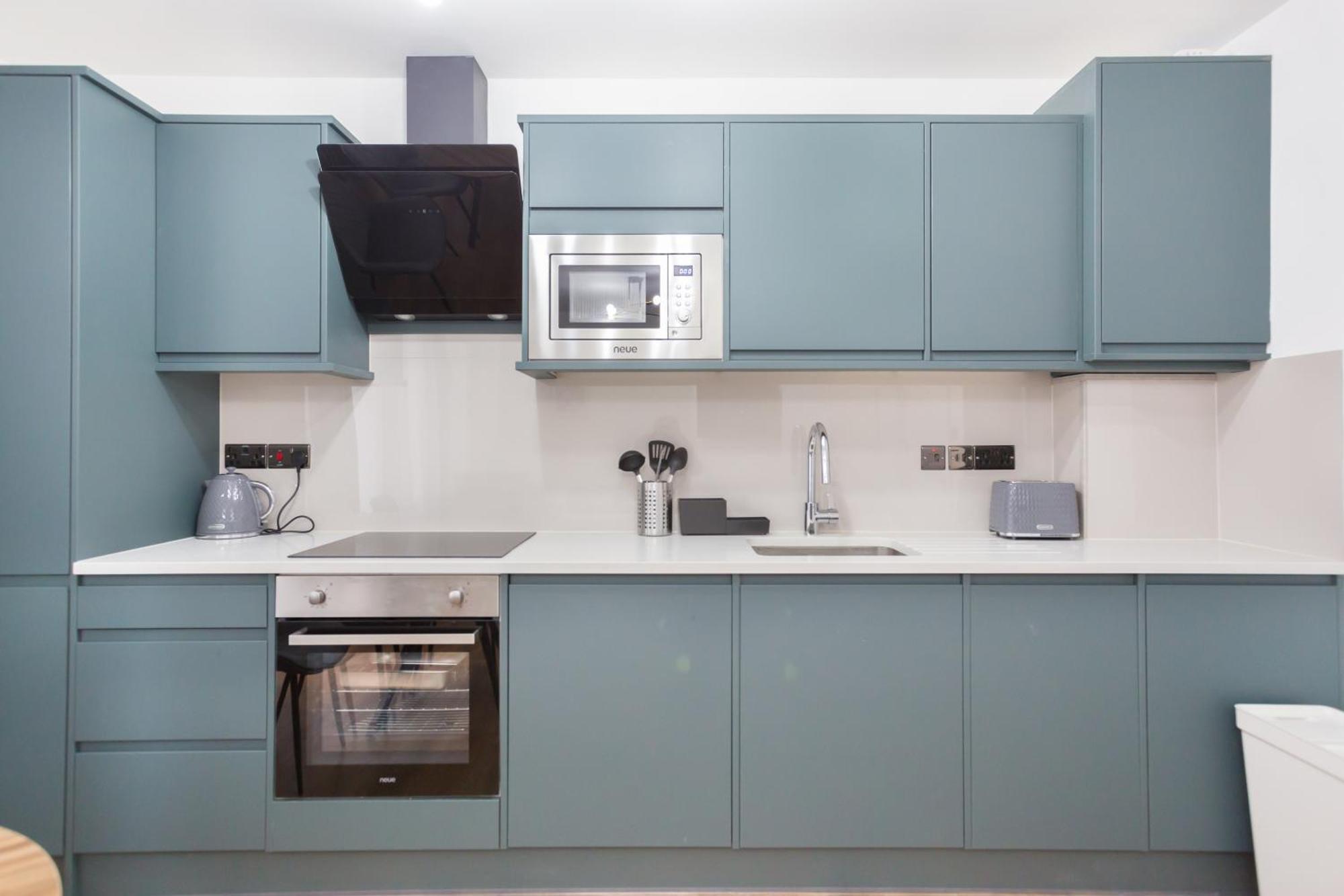 City Centre One Bedroom Apartment Next To Station, Newly Renovated Лондон Экстерьер фото