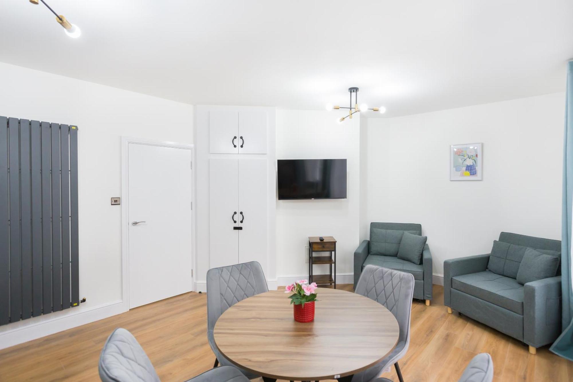City Centre One Bedroom Apartment Next To Station, Newly Renovated Лондон Экстерьер фото
