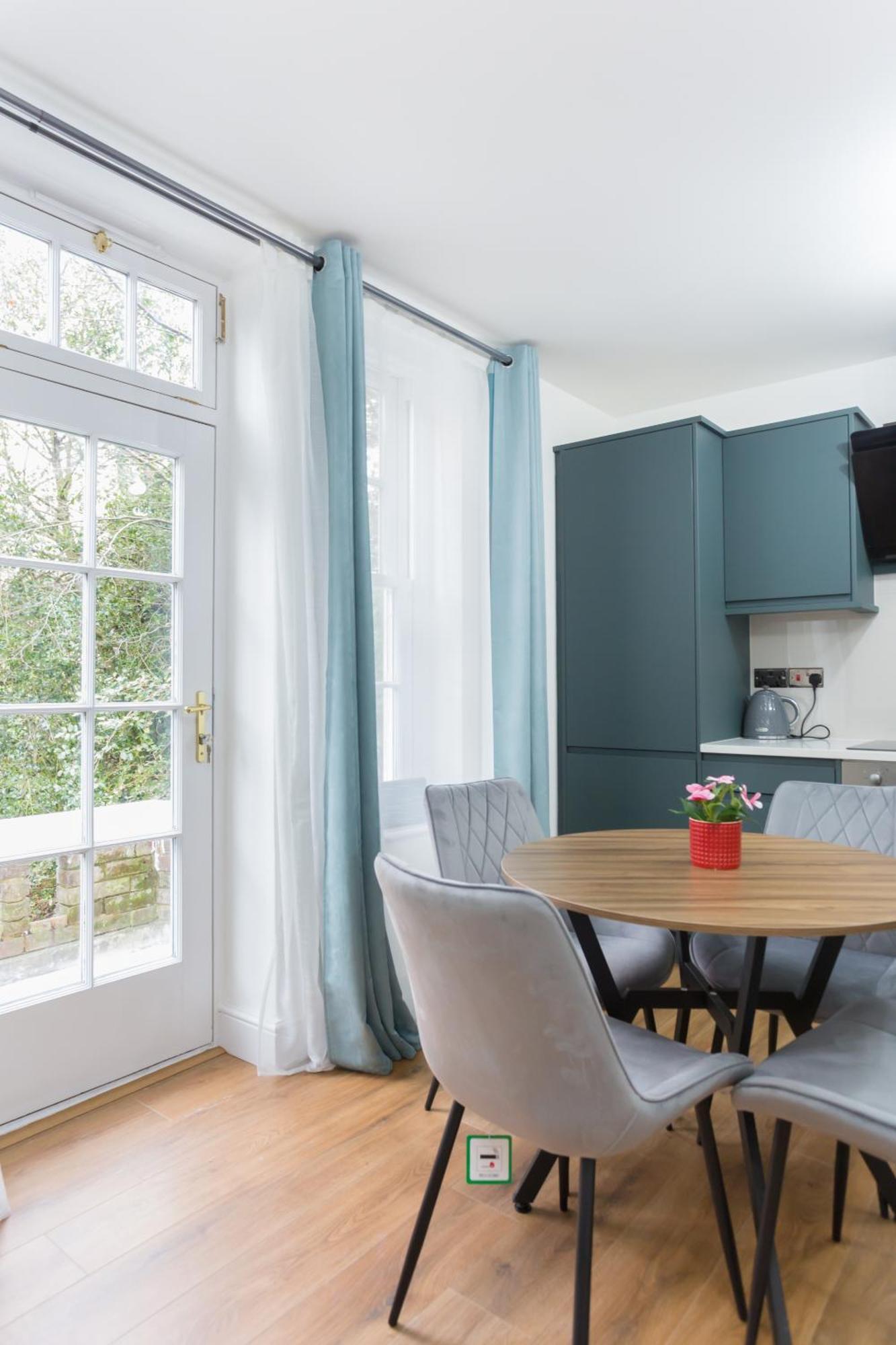 City Centre One Bedroom Apartment Next To Station, Newly Renovated Лондон Экстерьер фото